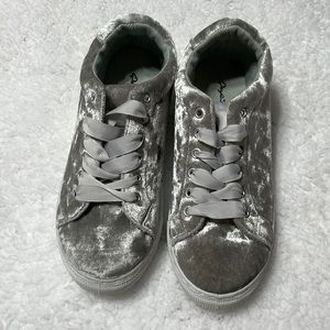 NWOT Qupid Girls Silver Sneakers.